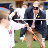 Prinz William baut blind ein Zelt auf