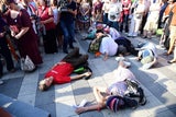 Kanzler feiert mit 1.000 Promis, 1.200 auf Demo