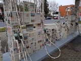 Tankstelle in Linz mit Zeitung zugeklebt