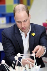 Prinz William baut blind ein Zelt auf