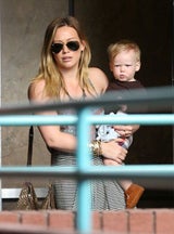 Hilary Duff unterwegs mit ihrem süßen Sohn