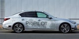 Nissan Roboterauto fährt durch Tokio