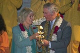 Charles & Camilla bei indischer Aarti Zeremonie