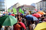 Kanzler feiert mit 1.000 Promis, 1.200 auf Demo