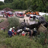 Lkw-Lenker zwei Stunden im Fahrzeug eingeklemmt