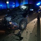 Pkw crasht gegen Betonleitwand: Frau tot