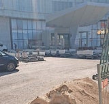 KH Nord: Betten stehen im Bauschutt