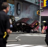 Auto rast in New York in Menschenmenge