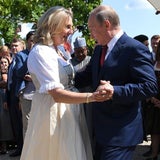 Kneissl tanzt mit Putin