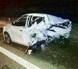 Pkw crasht gegen Betonleitwand: Frau tot