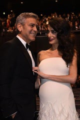 Amal Clooney zeigt ihren Babybauch