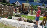Geborgter Lieferwagen landet auf Friedhof