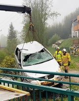 Feuerwehrmann fährt mit Pkw in Bach: tot