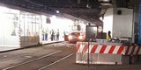 Matzleinsdorferplatz Auto parkt auf Bimschienen