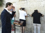 Hier besucht Kurz die Klagemauer in Jerusalem