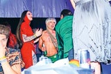 Conchita feiert wilde Oben-ohne-Party