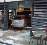 Mistelbach Auto rast in Café