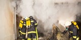 Großeinsatz nach Explosion: Garage in Vollbrand