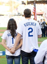 Mila Kunis & Ashton Kutcher strahlen bei Baseballmatch