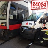 dpd-Lieferwagen rammt Straßenbahn