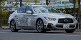 Nissan Roboterauto fährt durch Tokio