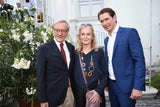 Kanzler feiert mit 1.000 Promis, 1.200 auf Demo