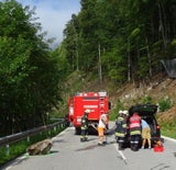 Fels stürzt auf Auto - Drei Personen verletzt