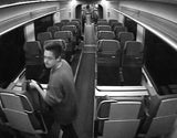 Polizei sucht diesen Schnellbahn-Randalierer