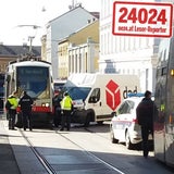 dpd-Lieferwagen rammt Straßenbahn