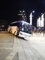 Verwirrter Lenker fährt Reisebus über Treppe zur Donau