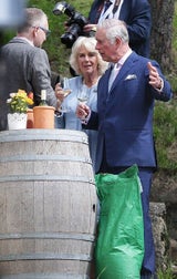 Charles und Camilla beim Heurigen
