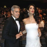 Amal Clooney zeigt ihren Babybauch