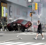 Auto rast in New York in Menschenmenge