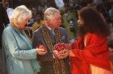 Charles & Camilla bei indischer Aarti Zeremonie