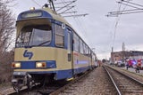 Pkw crasht in Badner Bahn: Personen eingeklemmt