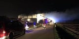17 Feuerwehren löschen Feuer in Recycling-Firma