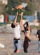 Alessandra Ambrosio tobt am Strand