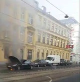 Auto brennt mitten in Wien