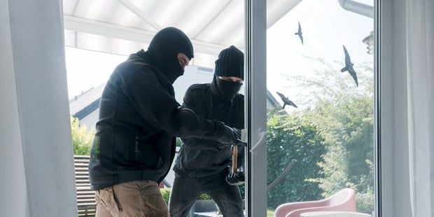 Die Pflegerin ließ die Einbrecher über die Balkontüre rein.
