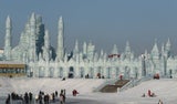 Größtes Eisskulpturen-Festival bestückt Pinguine mit Rucksäcken