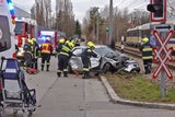 Pkw crasht in Badner Bahn: Personen eingeklemmt