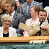 David Beckham führt Mama Sandra zu Tennismatch aus