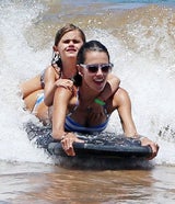 Alessandra Ambrosio: Mit Familie am Strand