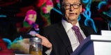 Bill Gates schockt mit Glas voll Kot