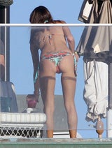 Alessandra Ambrosio tobt am Strand
