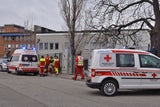 Pkw crasht in Badner Bahn: Personen eingeklemmt