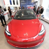 Tesla Model 3: Österreich-Version hängt Porsche 911 ab