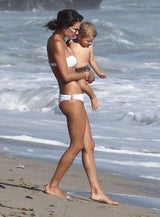 Alessandra Ambrosio tobt mit Sohn Noah am Strand