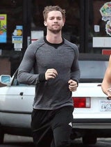 Patrick Schwarzenegger fleißig beim Joggen