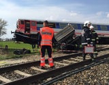Zug in Wien crasht in Lkw – Mehrere Verletzte